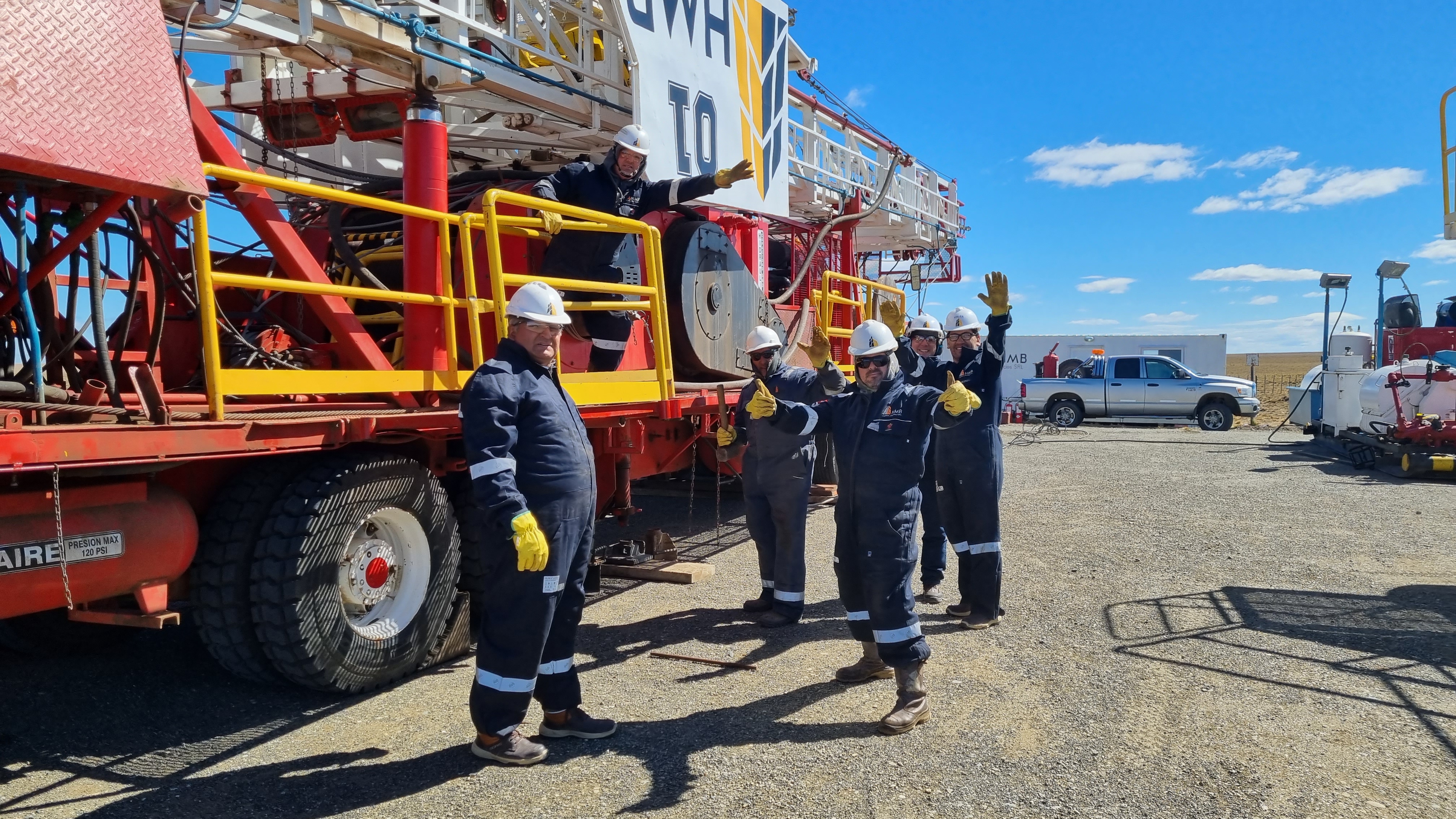 Cuadrilla operativa junto al equipo